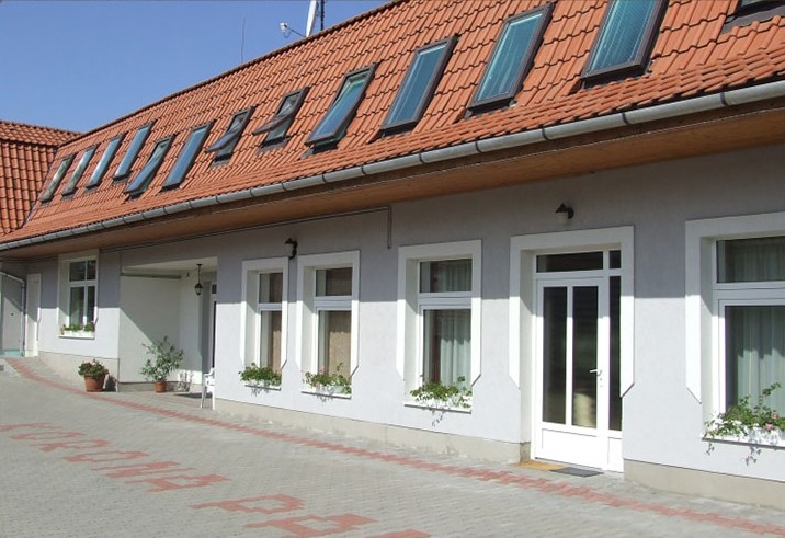 Zárt parkoló, 5 szoba, 2 apartman, minden szobához saját fürdőszoba