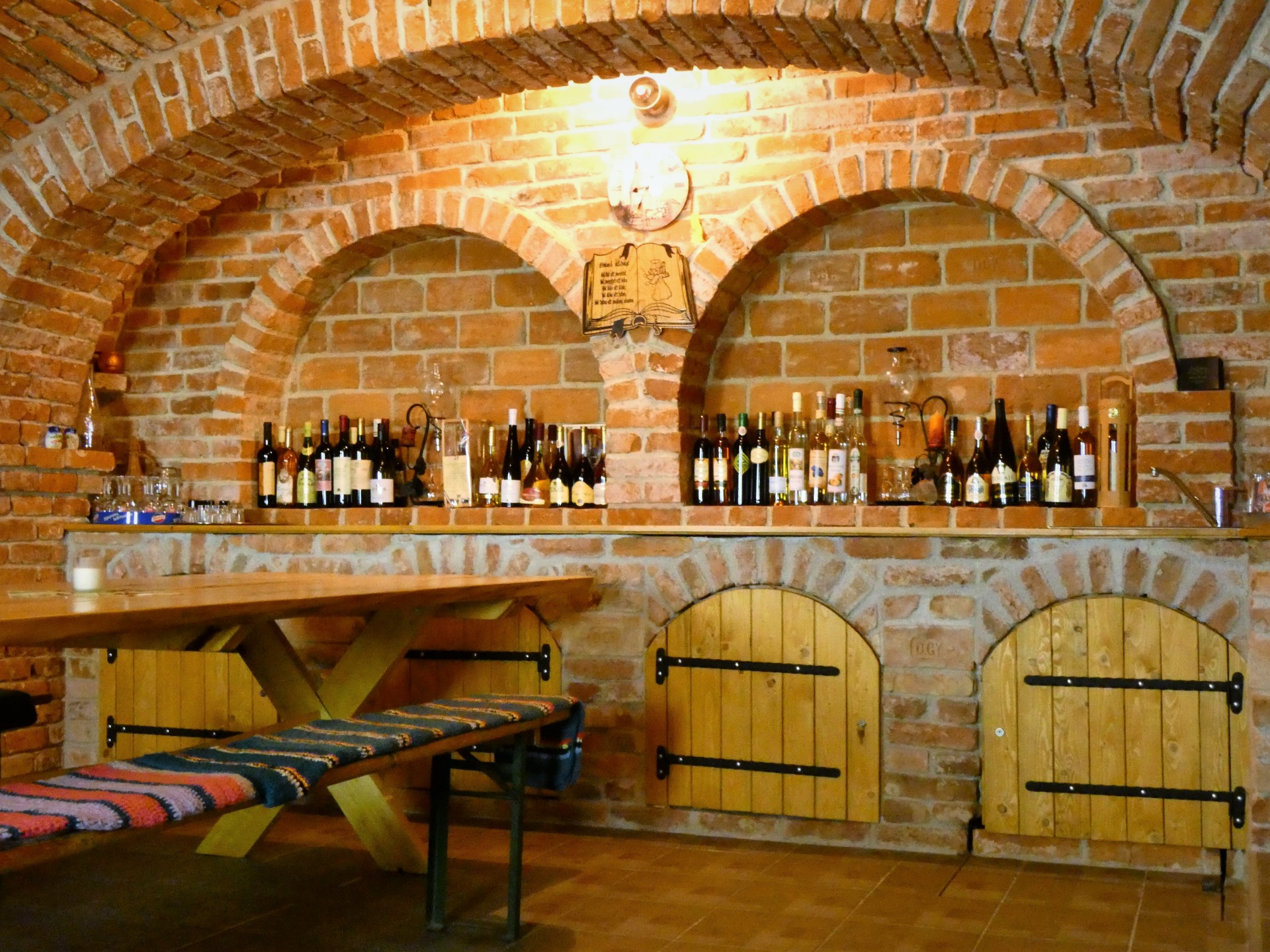 Borkóstolók, borvacsorák helyszíne a Korona Panzió pincéje